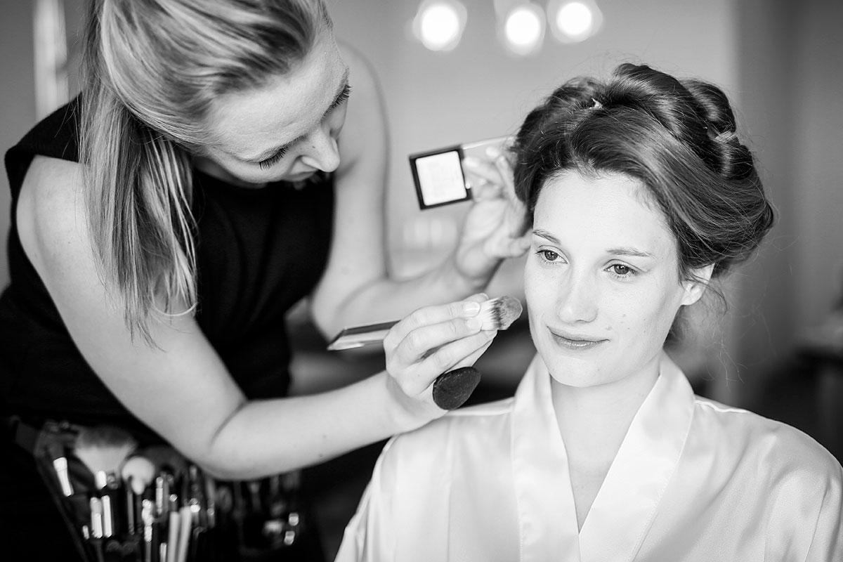 Intuitiver Stylingmoment während des Getting Readys – aufmerksam begleitet, ruhig geführt und sensibel auf Stimmung und Persönlichkeit abgestimmt.