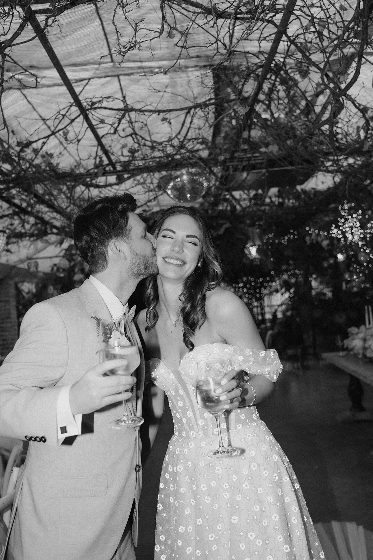 Feine Look-Transformation vom Hochzeitstag bis zum Abend – ruhige Anpassungen für einen mühelosen Übergang.