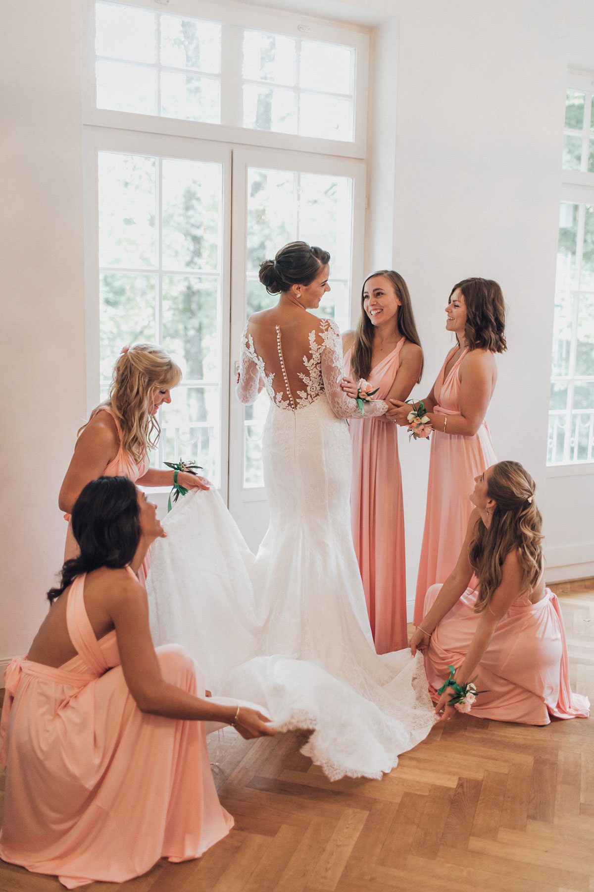 Harmonisch abgestimmtes Hair- und Make-up-Styling für Brautjungfern und Gäste in ruhiger, strukturierter Atmosphäre.