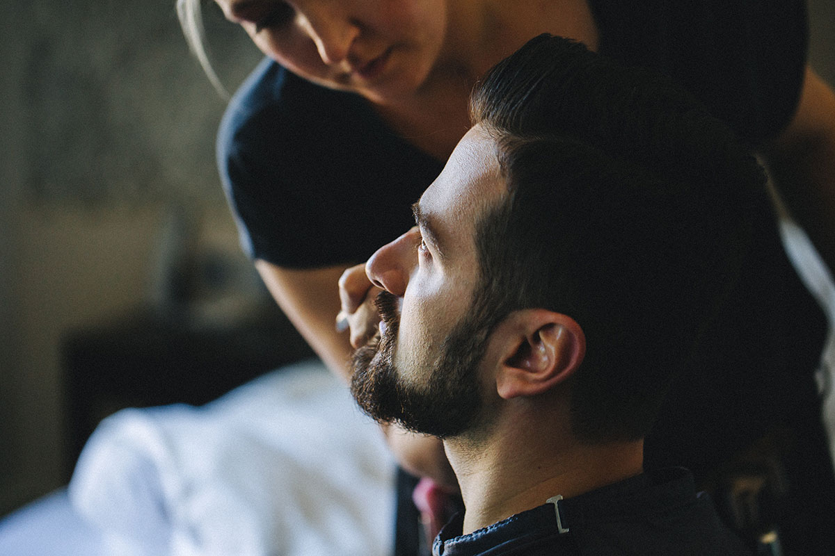 Dezentes Groom Styling für den Bräutigam – gepflegt, natürlich und kameratauglich für einen authentischen Auftritt.
