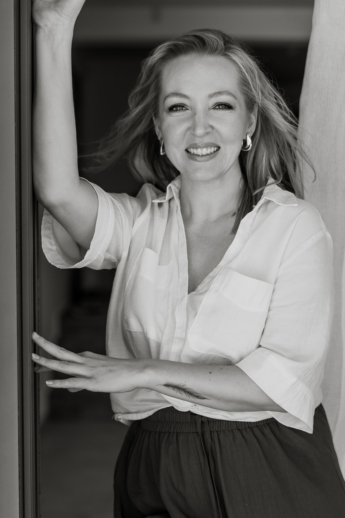 Porträt von Tanja Naumann, Bridal Stylistin für Second-Skin Make-up und Hair Styling, ruhig und authentisch.