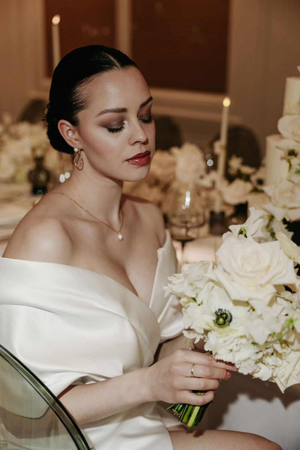 Editorial Brautlook mit klarer Linienführung, zeitloser Eleganz und natürlicher Hautwirkung.