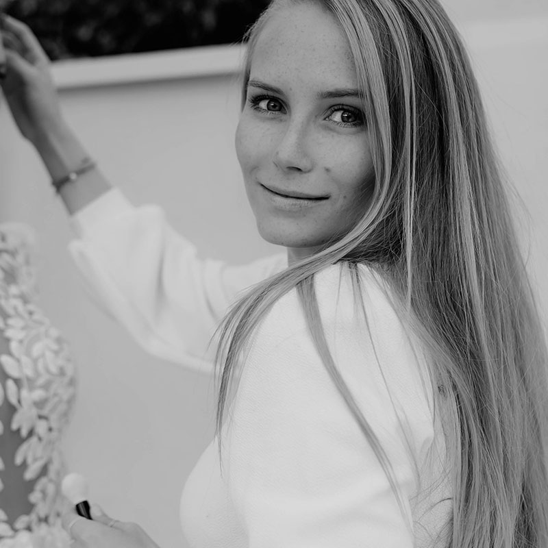 Laura, Core-Team-Stylistin für Bridal Make-up & Hair – erfahrene Begleitung für elegante, harmonische Hochzeitsstylings.