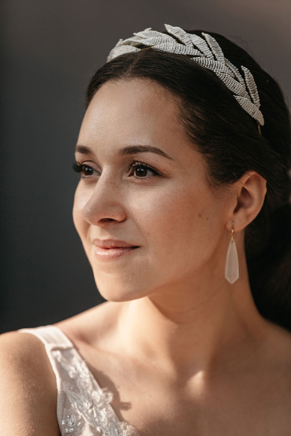 Ruhiges Brautporträt mit purer, moderner Ausstrahlung und natürlicher Eleganz.