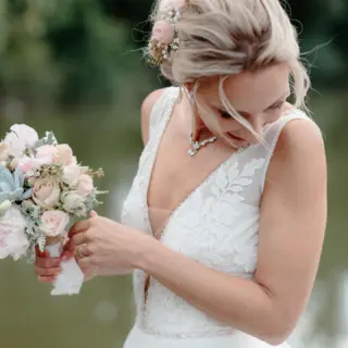 Verena wünschte sich einen super-volumigen #neckbun mit #Blumen und #sukkulenten aus ihrem #Brautstrauß werden. Ihr feines Haar haben wir mir #clipinextensions verdichtet und zusätzlich einen Unterbau verwendet.  Foto: @schneeglueckchen_fotografie  #texturedbun #weddinghair #longhair #bridalhair #bridalhairstyle #bridalhairstyling #crownarea #weddinghairstyles #instahair #hairinspo #bridetobe #hochzeitsfrisur #brautfrisur #brautfrisuren #longhairideas #flowersinherhair #flowersinyourhair #blumenfrisur #brautfrisurmitblumen #weddinghairstylist