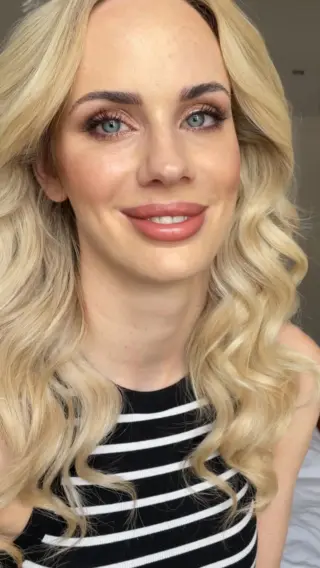 Bei Sabrinas Look durfte das Augen-Make-up deutlich präsenter sein – mit Champagner- und Rosétönen, ohne den gesamten Look zu beschweren.  Entscheidend war die Balance aus Definition und Tiefe am Auge, schimmernde Texturen auf dem Lid und ein ruhiger Teint.  Es entstand ein Brautlook mit mehr Intensität, der dennoch ausgewogen blieb und zu Sabrina, ihrem Look, ihrer Ausstrahlung und ihren Wünschen passte.  It’s Time To Feel Iconic.  —  For Sabrina’s look, the eye make-up could be noticeably more defined – with champagne and rose tones, without weighing down the overall look.  The key was balance: definition and depth around the eyes, shimmering textures on the lids and a refined complexion.  The result was a bridal look with more intensity that still felt balanced and perfectly aligned with Sabrina, her style, her presence and her wishes.  It’s Time To Feel Iconic.  PHOTO CREDIT @martinahaphotography  #BridalMakeup #BrautMakeup #BridalTransformation #WeddingMakeupArtist #TanjaNaumannBeauty